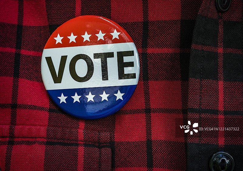 红色格子衬衫上的投票按钮图片素材