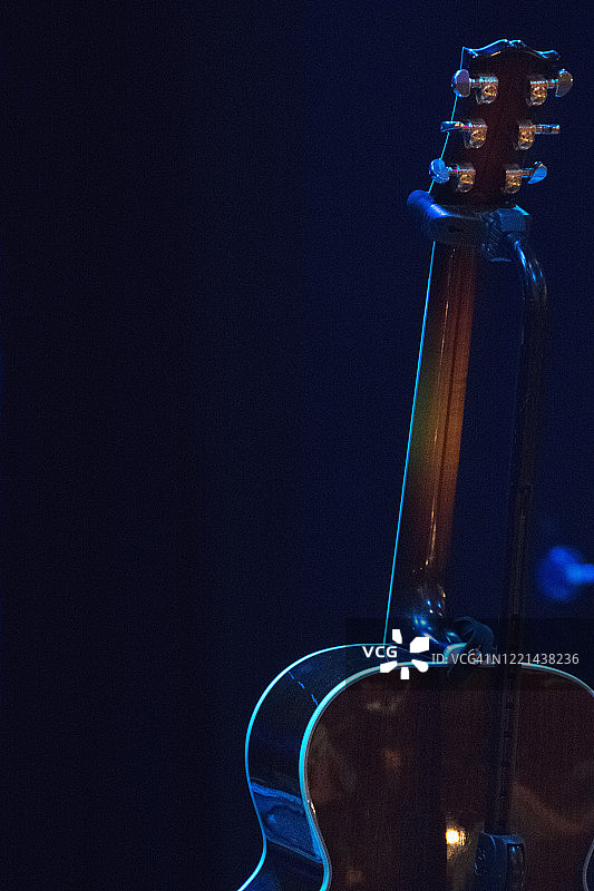 吉他支架上的吉他图片素材