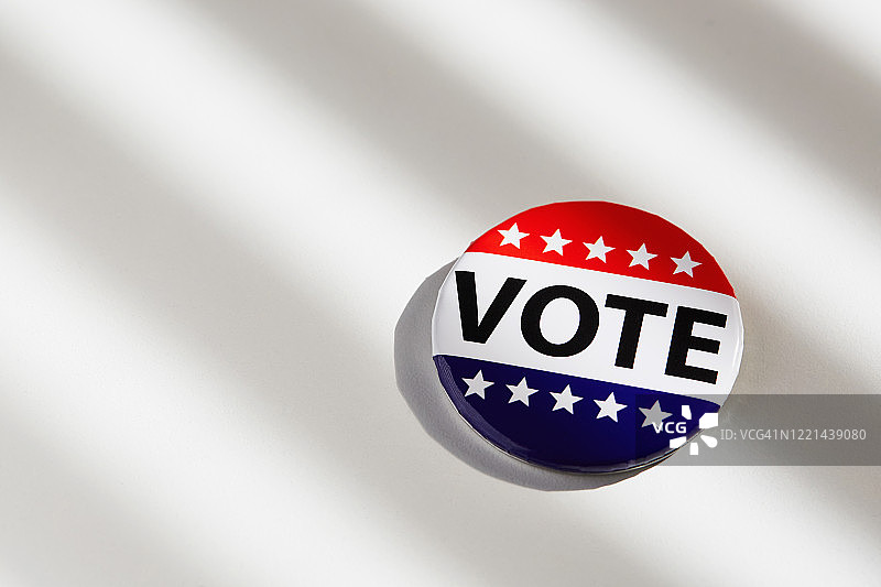 白色背景上的投票按钮图片素材