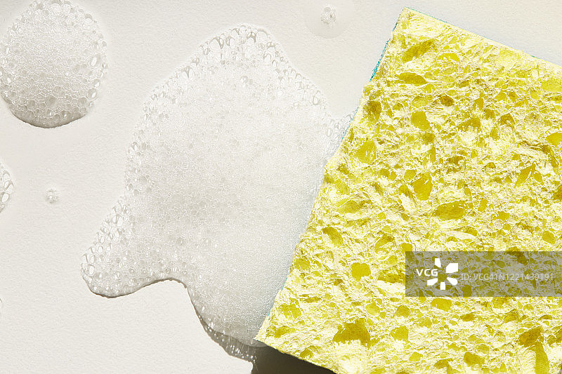 黄色海绵和肥皂泡图片素材
