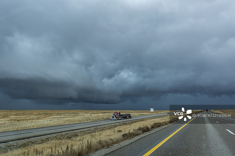 阴天高速公路上的卡车图片素材