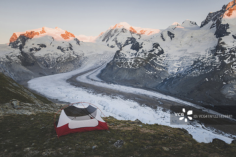 瑞士瓦莱州戈尔内冰川旁的帐篷图片素材