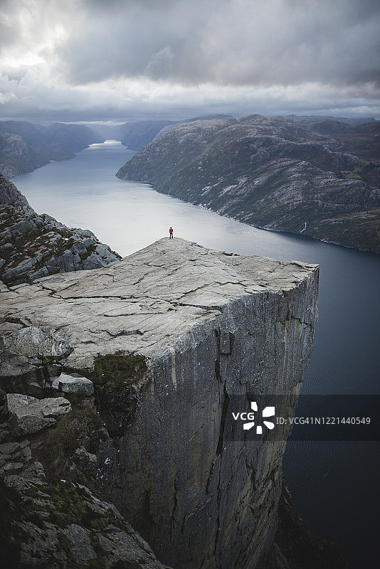 站在挪威罗加兰郡Preikestolen悬崖上的男人图片素材