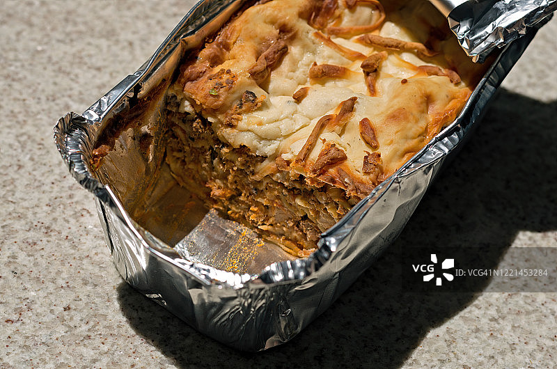 厨房台面上铝箔盒装外卖烤宽面条图片素材