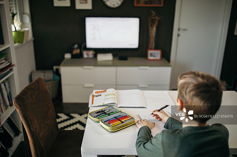 青少年通过电视广播学习图片素材