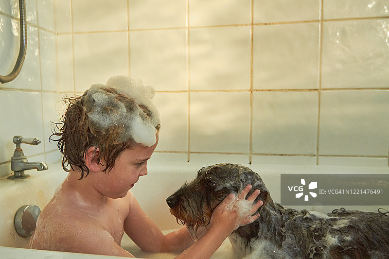 年轻男孩和他的狗的肖像图片素材