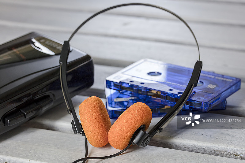复古随身听耳机与橙色耳垫，80年代卡带音乐播放器图片素材