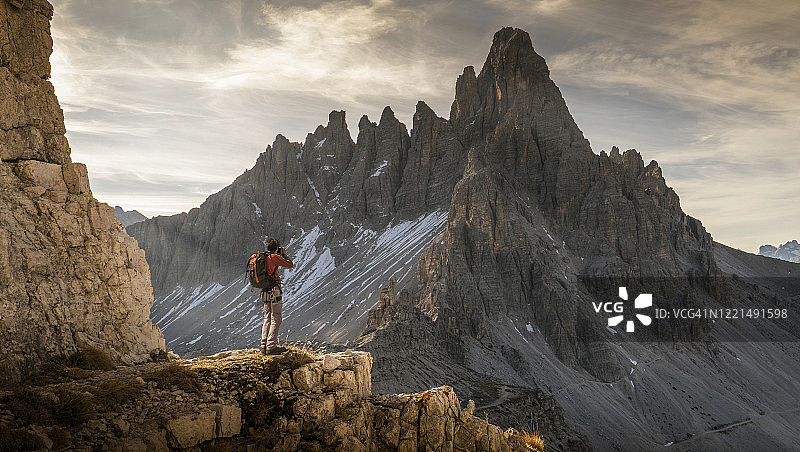 登山者拍摄岩石山峰图片素材