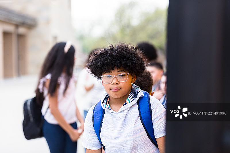 准备登上校车的男学生图片素材
