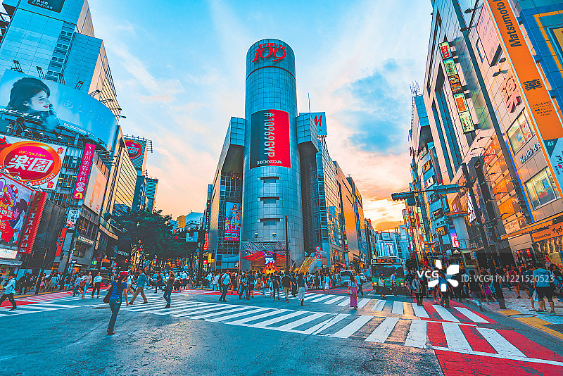 日本东京霓虹灯之夜未来城市人群车流图片素材