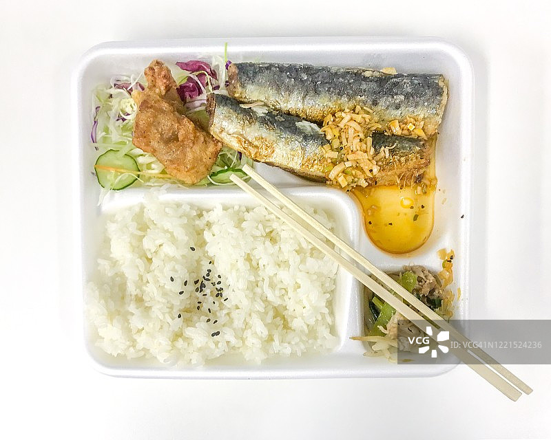 办公桌上的沙丁鱼米饭午餐盒图片素材