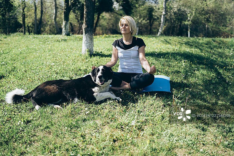 中年妇女练习瑜伽图片素材