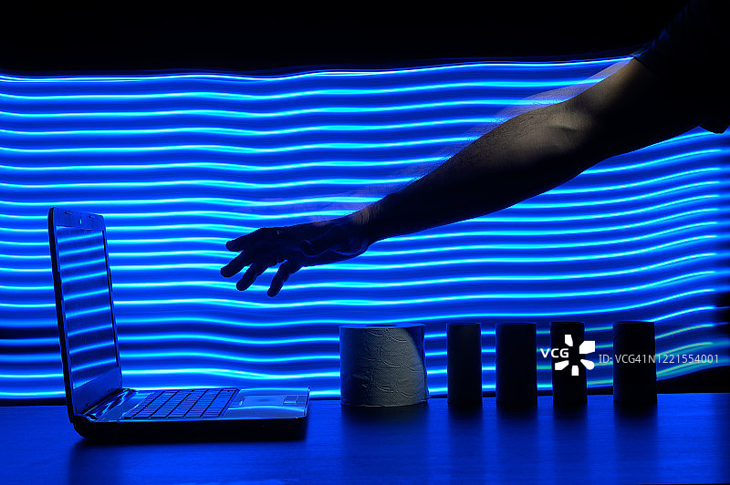 在线购物：卫生纸用完，需要购买。未来环境图片素材