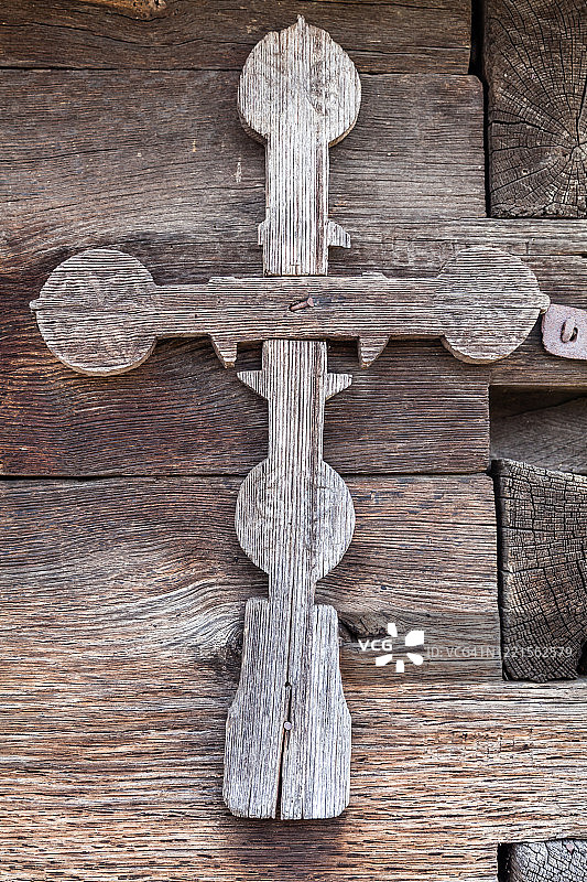 木制教堂上的木制十字架特写图片素材