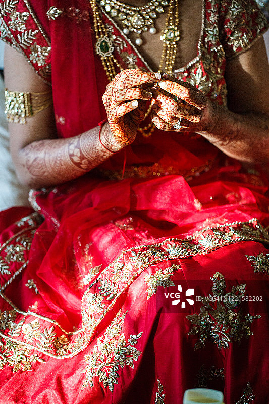 印度新娘在婚礼当天佩戴珠宝图片素材
