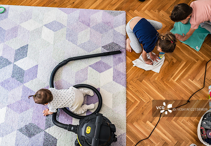 孩子们打扫房间图片素材