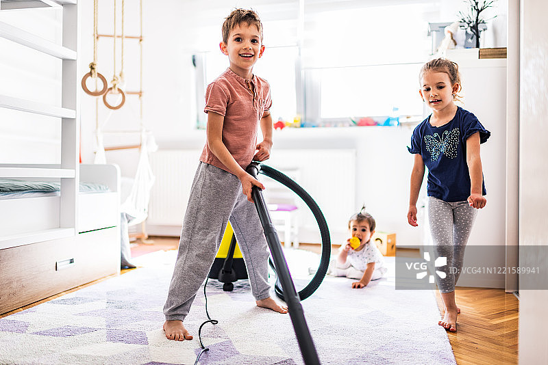 孩子们打扫房间图片素材