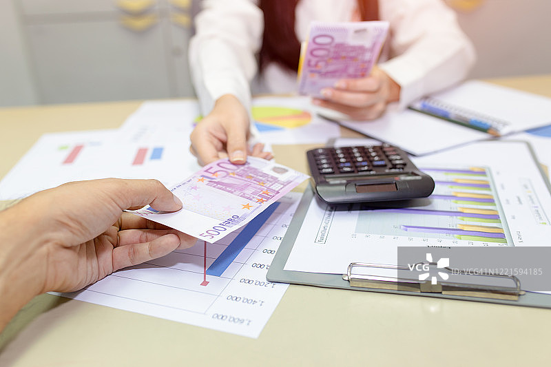 女人在办公室给男人钱图片素材