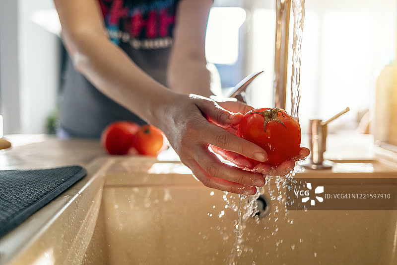 清洗过的时令番茄特写图片素材