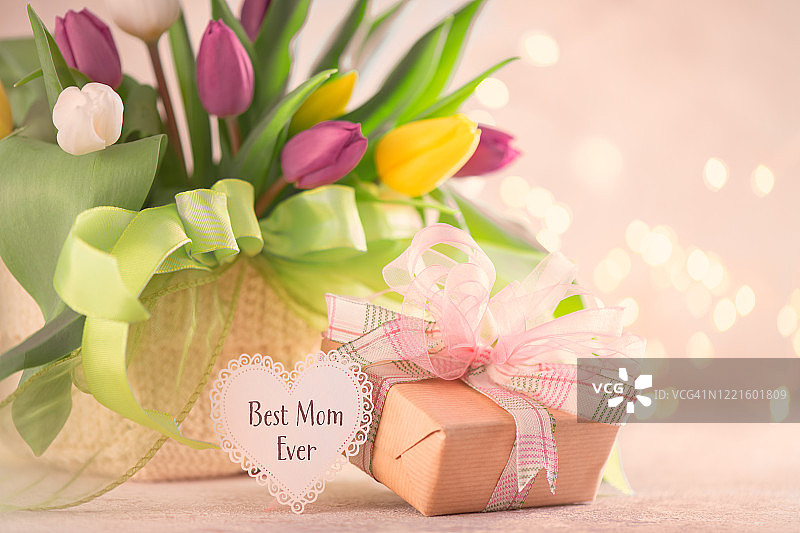 带有礼品盒的母亲节贺卡图片素材