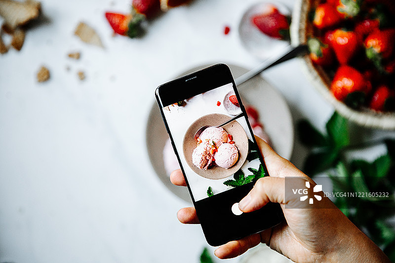 厨师拍摄草莓冰淇淋图片素材