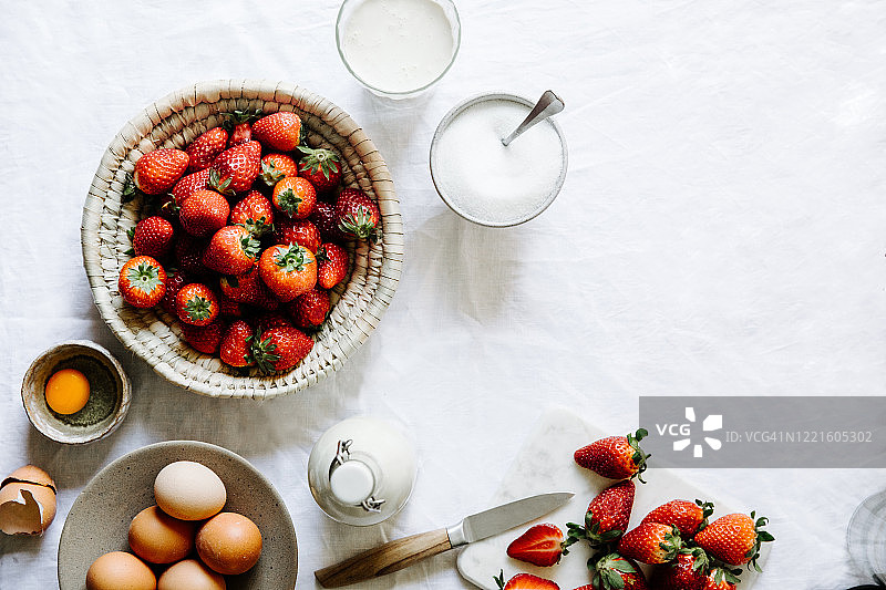 草莓冰淇淋制作配料图片素材