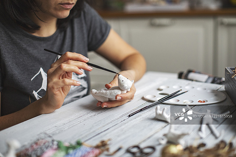 女人制作羊毛软玩具图片素材
