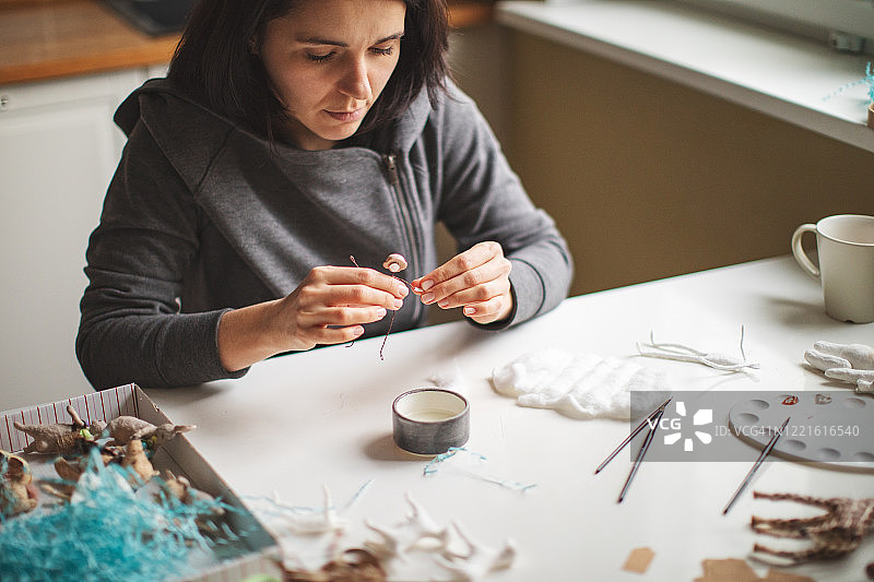 女人制作羊毛软玩具图片素材