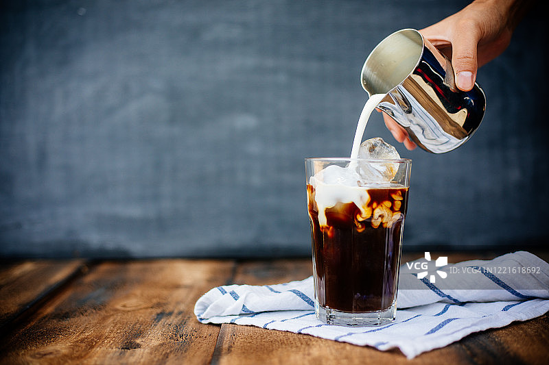 在木桌上准备冰拿铁图片素材