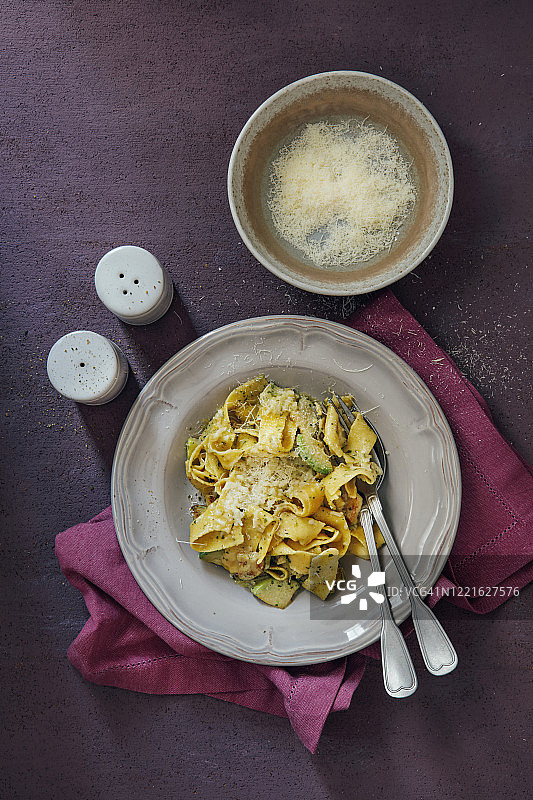 纯素西葫芦柠檬宽面条图片素材