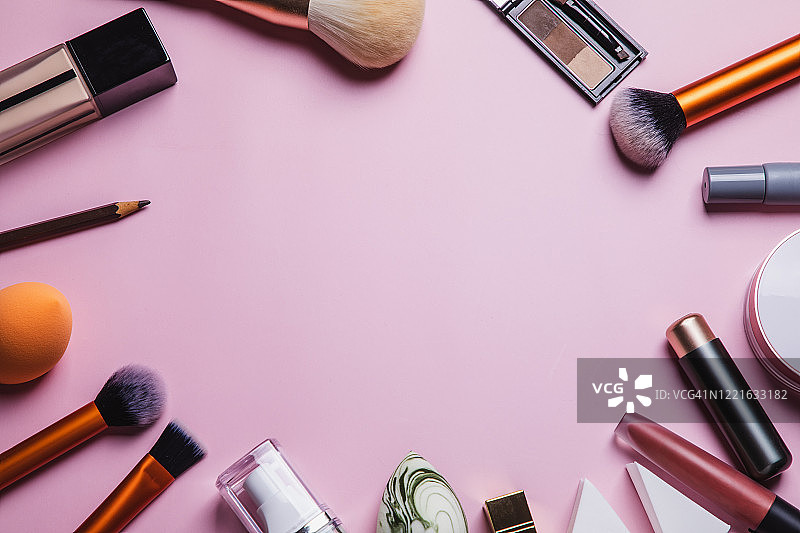 粉色背景上的化妆品和工具图片素材