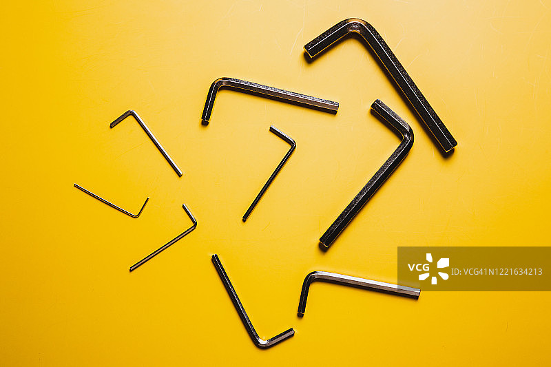 黄色背景上的六角扳手扁平图图片素材