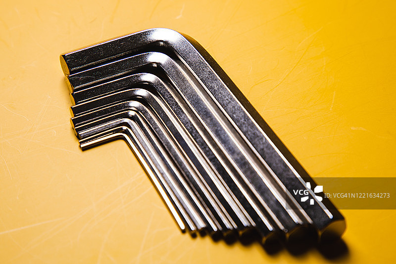 黄色背景上的六角扳手扁平图图片素材