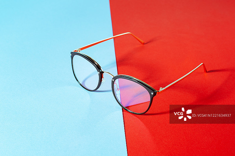彩色背景上的眼镜图片素材