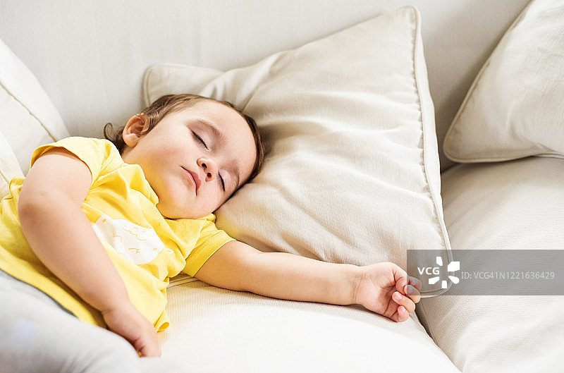 成长中的宝宝需要充足的睡眠图片素材