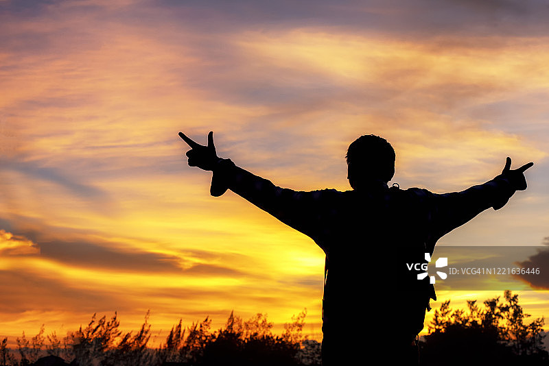 黄昏旅行者成功剪影图片素材