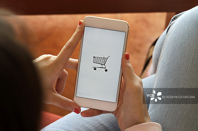网上购物的女人图片素材