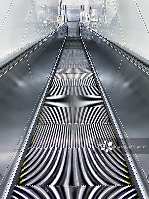 通往地铁站的自动扶梯图片素材