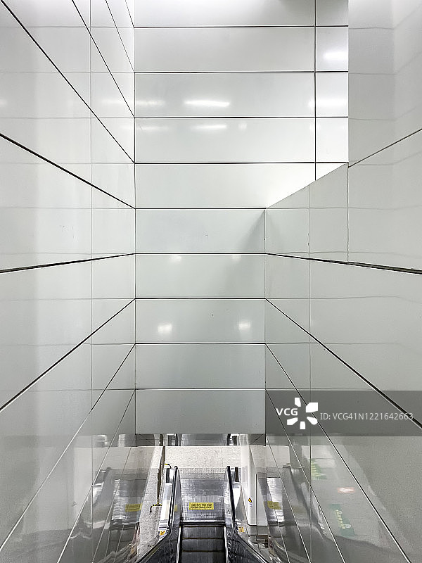 通往地铁站的自动扶梯图片素材