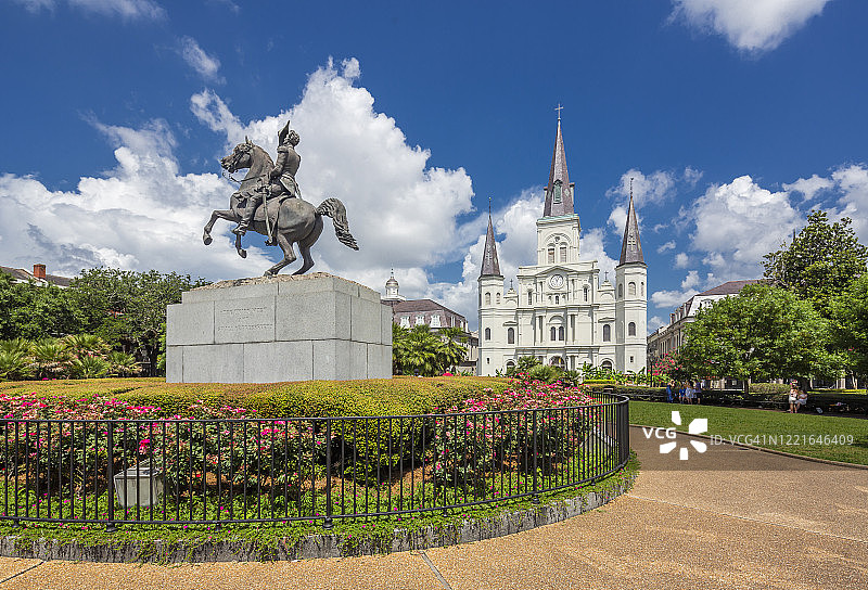 法国区杰克逊广场安德鲁·杰克逊的骑马雕像和圣路易斯大教堂图片素材
