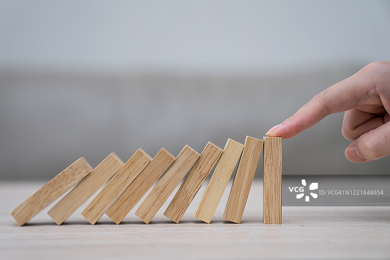 多米诺骨牌与木块：商业风险、策略与规划概念图片素材