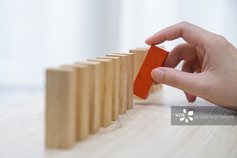多米诺骨牌与木块：商业风险、策略与规划概念图片素材