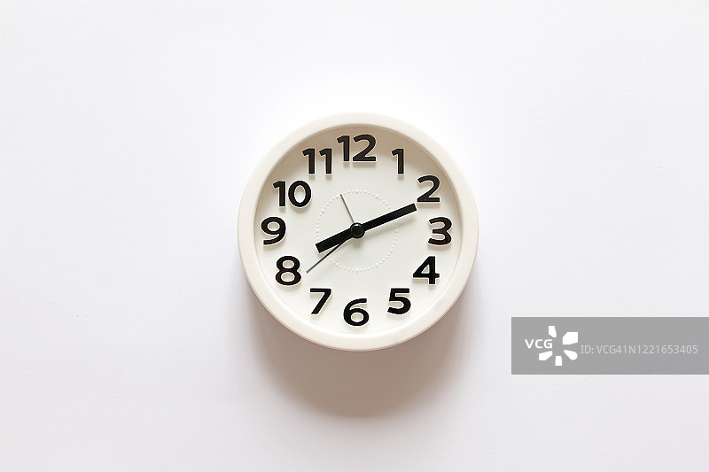 白色背景上的圆形白色闹钟图片素材
