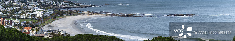 新冠疫情封锁期间空无一人的田园诗般白色海滩全景图片素材