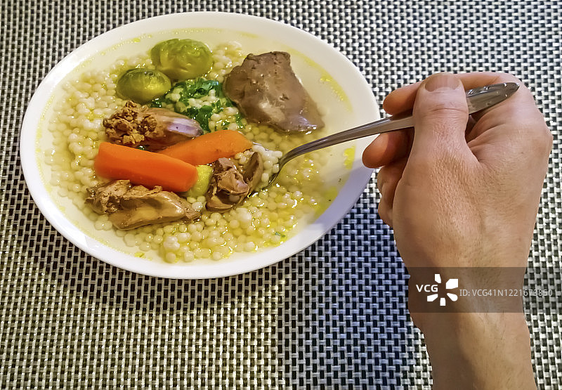 自制有机以色列巨型古斯米鸡汤图片素材