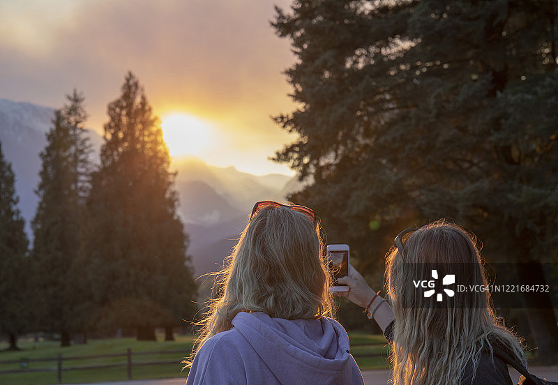 母女观看森林大火烟雾遮蔽太阳图片素材