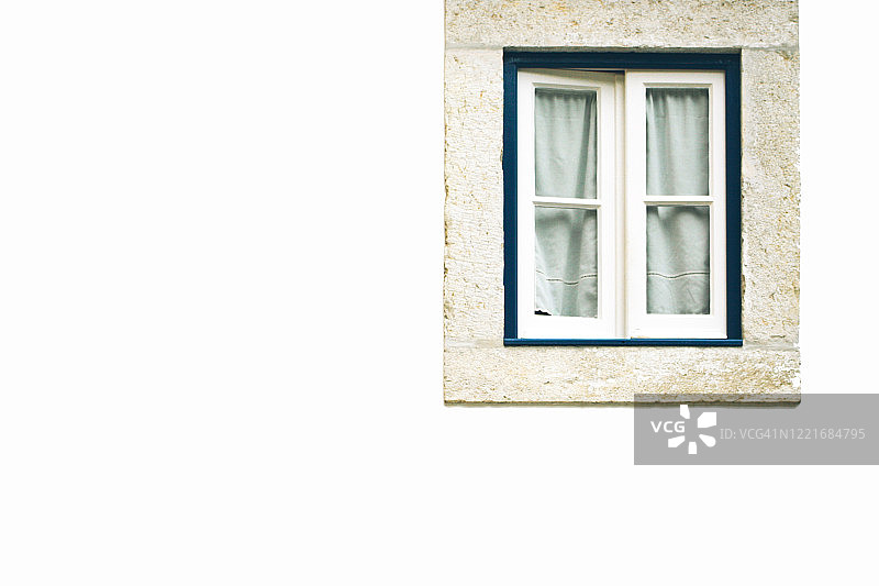 白色墙面上的窗户图片素材