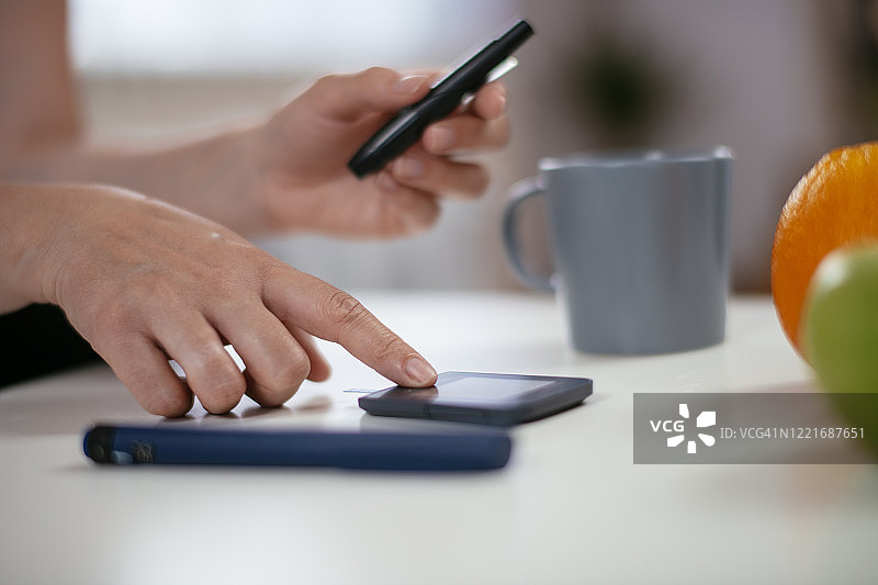 测量血糖的糖尿病患者（照片）图片素材