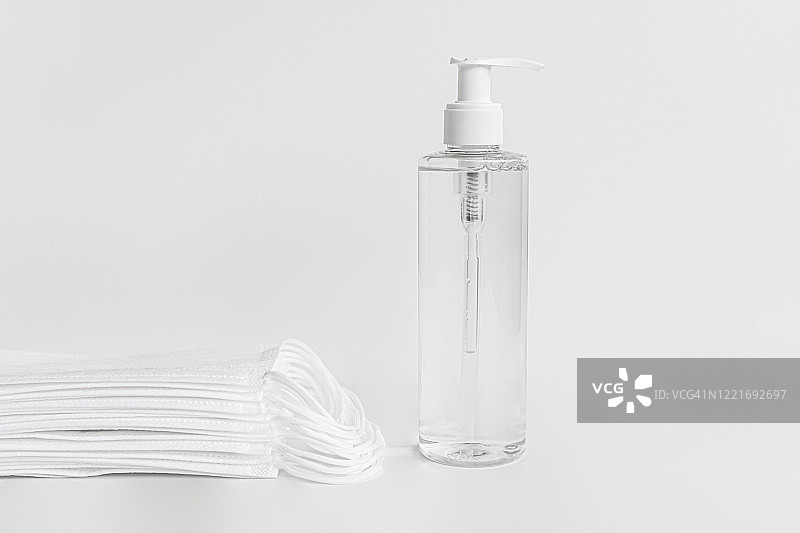 新冠病毒防护装备：口罩和免洗消毒液套装，个人防护图片素材