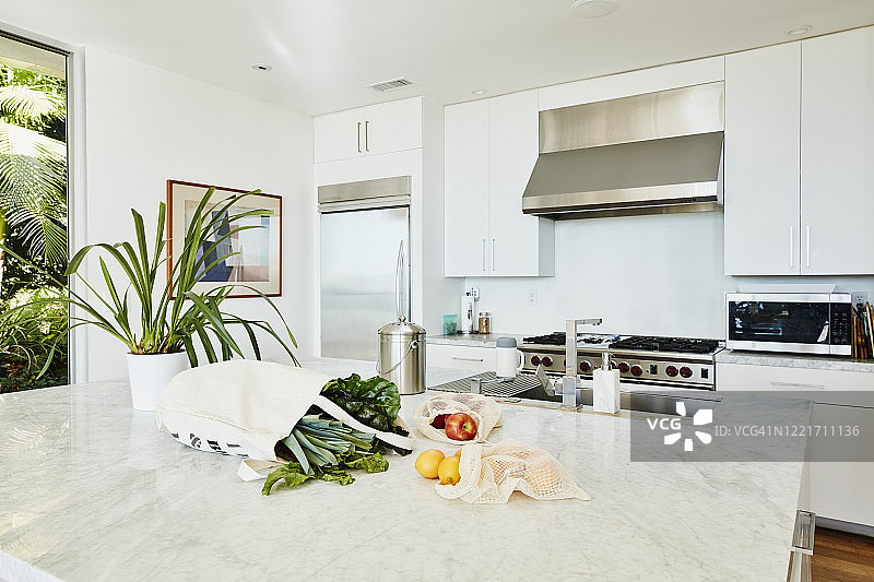 帆布袋里的食品杂货图片素材